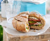 Ausgehöhltes Brot mit Füllung