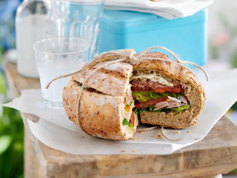 Ausgehöhltes Brot mit Füllung
