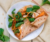 Gefüllte Dinkelpfannkuchen mit Salat und Ziegenkäse