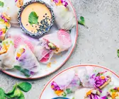 Bunte Sommerrollen mit Cashew-Dip