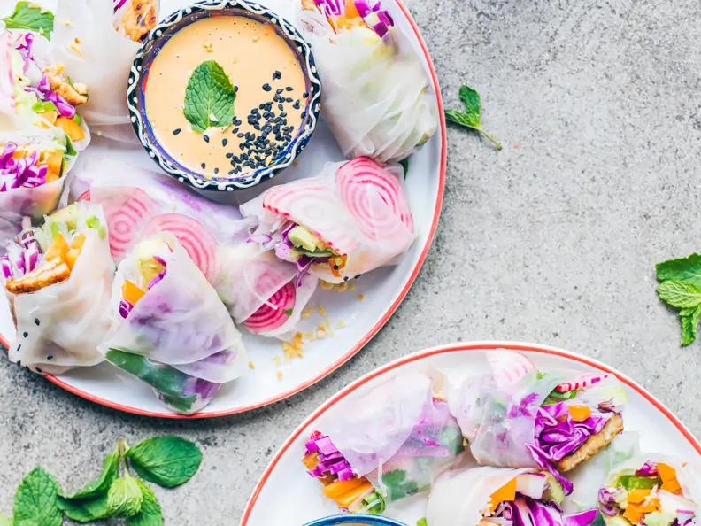 Bunte Sommerrollen mit Cashew-Dip