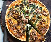 Tarte mit Brokkoli, Gorgonzola und Birnen-Relish