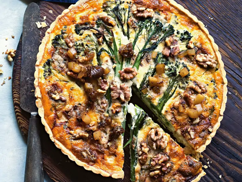 Tarte mit Brokkoli, Gorgonzola und Birnen-Relish
