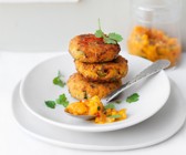 Kokos-Süßkartoffel-Küchlein mit Mango-Salsa