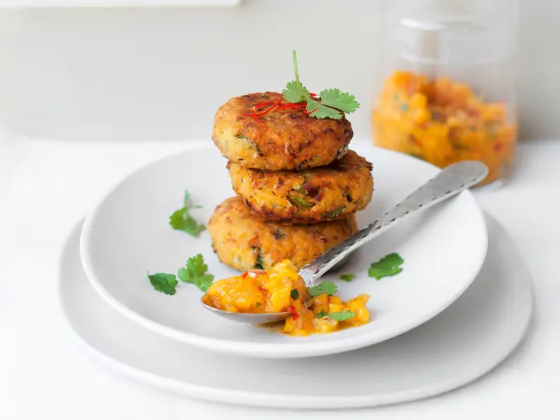 Kokos-Süßkartoffel-Küchlein mit Mango-Salsa