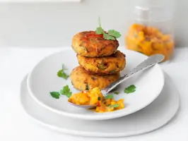 Kokos-Süßkartoffel-Küchlein mit Mango-Salsa
