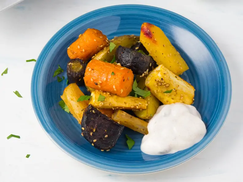 Ofengemüse mit Joghurt-Dattel-Zimt-Dip