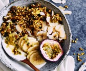 Müsli-Bowl mit Kokos und Früchten