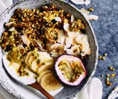 Müsli-Bowl mit Kokos und Früchten