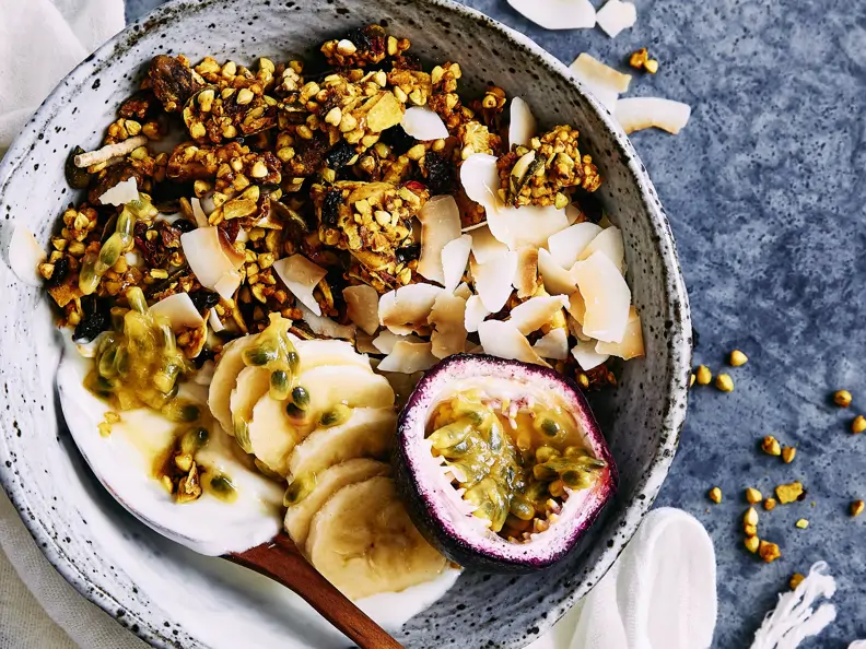 Müsli-Bowl mit Kokos und Früchten