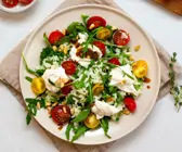 Burrata auf Risotto-Rucola-Salat mit Balsam-Senf-Dressing