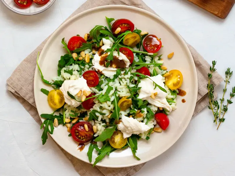 Burrata auf Risotto-Rucola-Salat mit Balsam-Senf-Dressing
