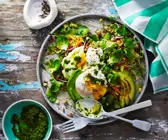 Salat mit Eiern und Kohl-Pesto