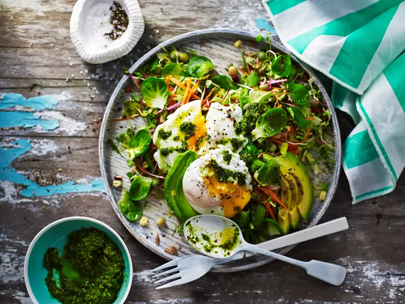 Salat mit Eiern und Kohl-Pesto