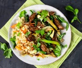 Möhrenreis mit Rindfleischstreifen, Austernpilzen und Pak Choi