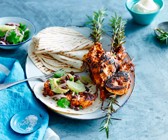 Teigfladen mit Hähnchenspießen