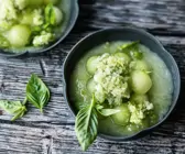 Melonenbowle mit Basilikum-Granita