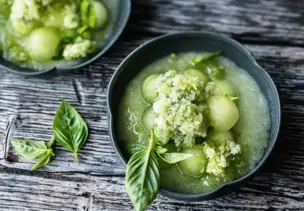 Melonenbowle mit Basilikum-Granita