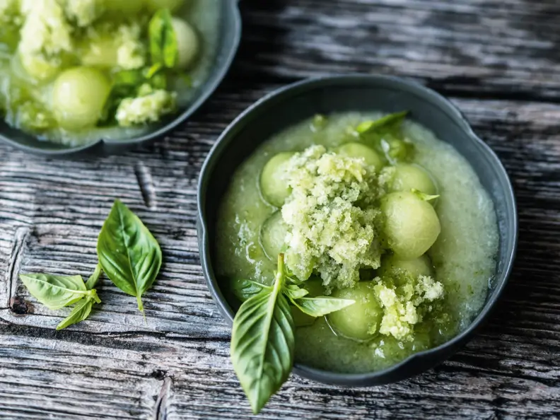 Melonenbowle mit Basilikum-Granita