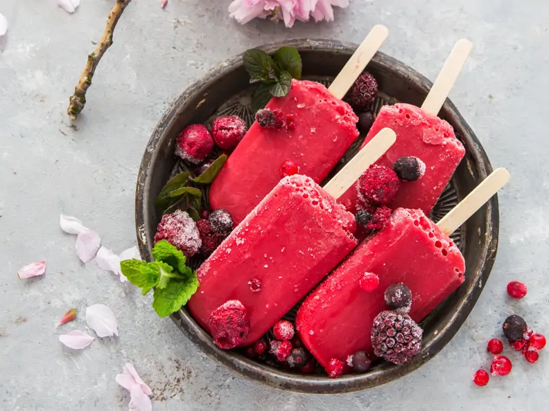 Beereneis mit Rosenwasser