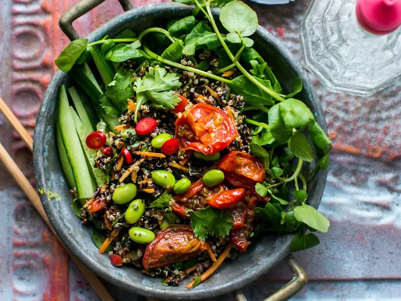 Quinoasalat mit Edamame und schwarzem Reis