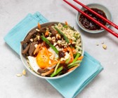 Bibimbap-Bowl mit Rindfleisch und Gemüse