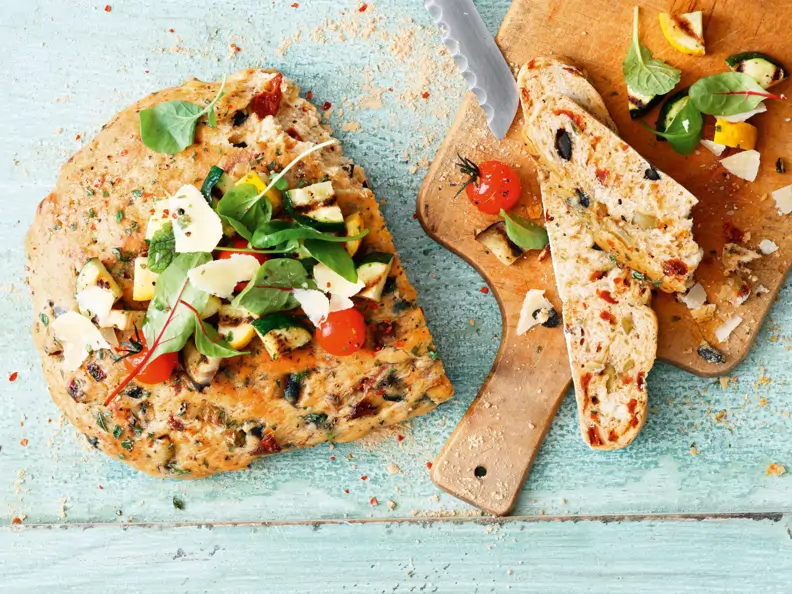 Oliven-Focaccia mit Grillgemüse