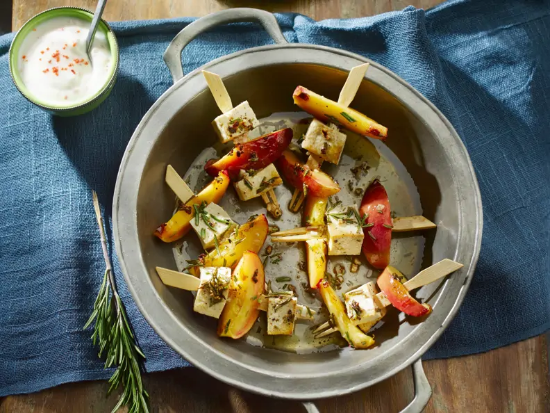Tofu-Nektarinen-Spieße mit Paprika-Minz-Salat