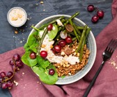 Dinkel-Spinat-Bowl mit Erdnuss-Dressing