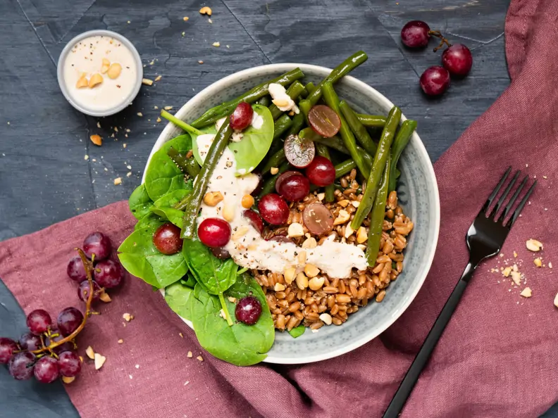 Dinkel-Spinat-Bowl mit Erdnuss-Dressing