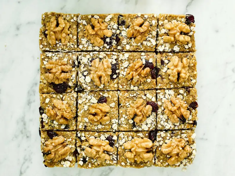 Haferriegel mit Feigen, Orangen, Cranberries und Walnüssen