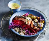 Reissalat mit knusprigem Lachs und Kurkuma-Dressing