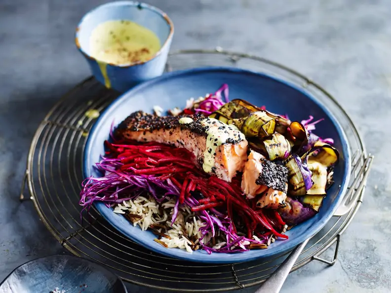 Reissalat mit knusprigem Lachs und Kurkuma-Dressing