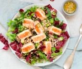 Lachs auf Salat mit Buchweizen und Limetten-Dressing