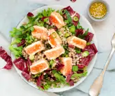 Lachs auf Salat mit Buchweizen und Limetten-Dressing