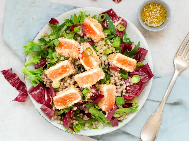 Lachs auf Salat mit Buchweizen und Limetten-Dressing
