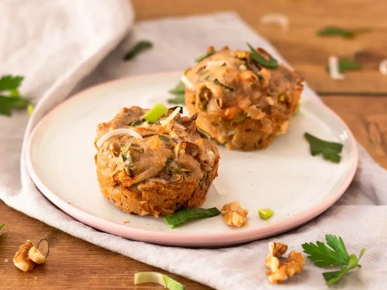 Herzhafte Lachs-Lauch-Muffins mit Walnüssen