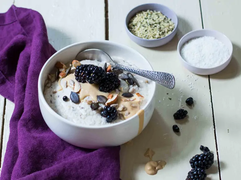 Keto-Porridge mit Brombeeren