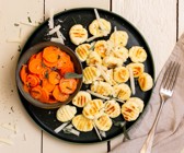 Low-Carb-Gnocchi auf Salbeimöhren