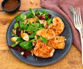 Hähnchenschnitzel in Kokos-Nuss-Kruste auf Feldsalat