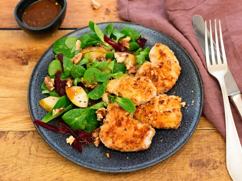 Hähnchenschnitzel in Kokos-Nuss-Kruste auf Feldsalat