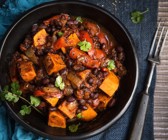 Jerk-Curry mit Süßkartoffel und schwarzen Bohnen