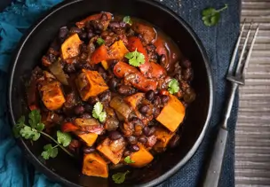 Jerk-Curry mit Süßkartoffel und schwarzen Bohnen