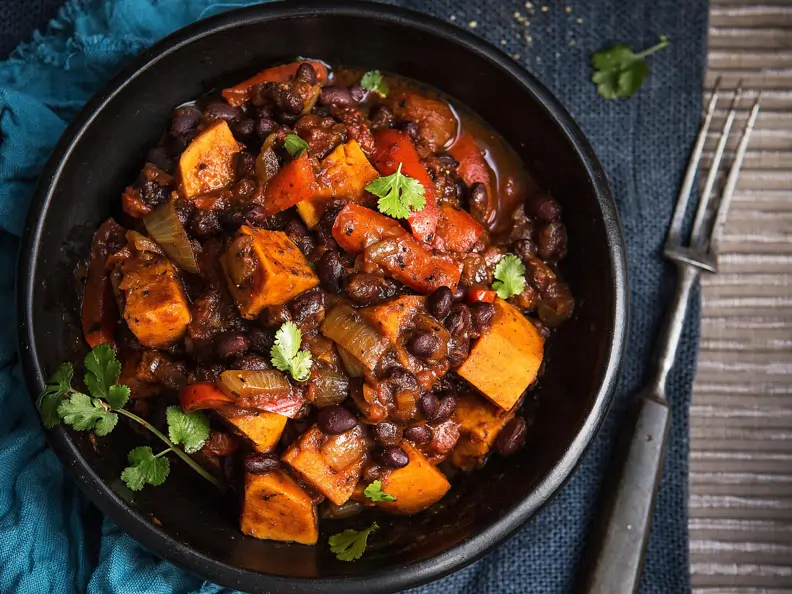 Jerk-Curry mit Süßkartoffel und schwarzen Bohnen
