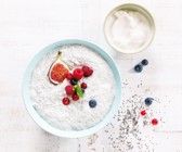 Chia-Pudding mit Johannisbeeren