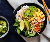 Sommerrollen-Bowl mit asiatischem Gurkensalat