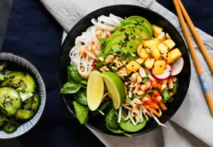 Sommerrollen-Bowl mit asiatischem Gurkensalat