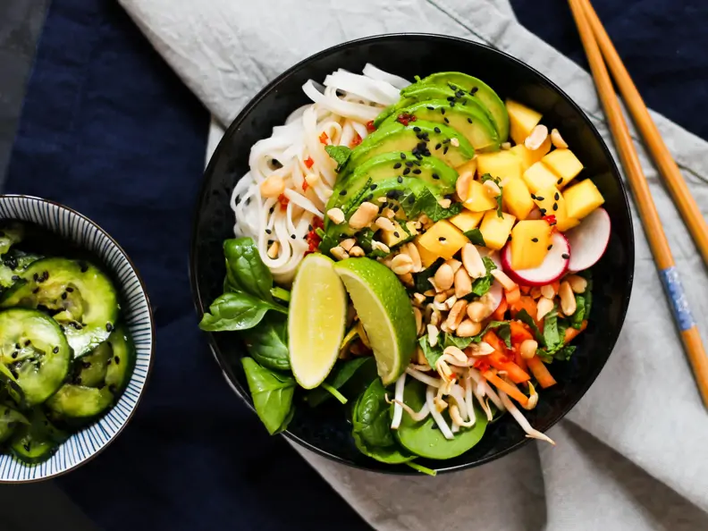 Sommerrollen-Bowl mit asiatischem Gurkensalat