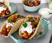 Tacos mit Blumenkohl-Bohnen-Mole und Sour Cream