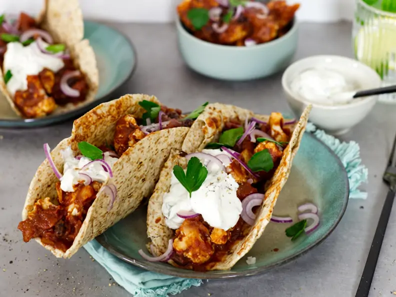 Tacos mit Blumenkohl-Bohnen-Mole und Sour Cream